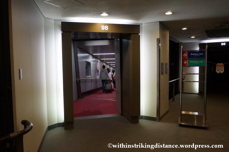 15Feb14 Narita Airport Aerobridge PR 429 NRT MNL 001