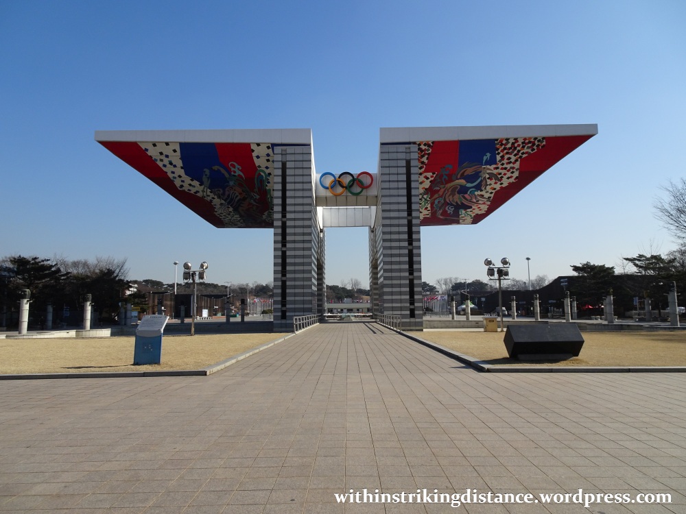 07feb16-001-south-korea-seoul-olympic-park-world-peace-gate